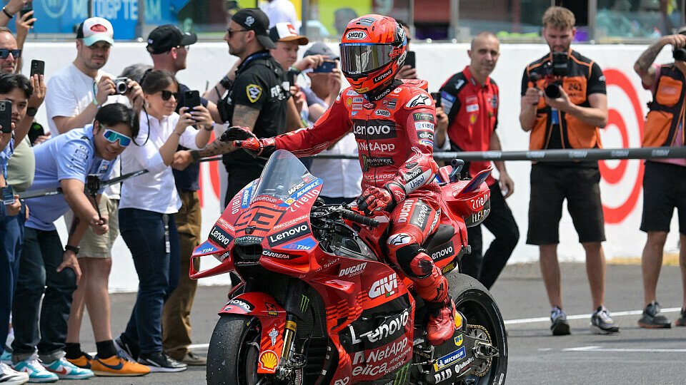 Marc Marquez (Ducati Lenovo Team) fährt als Sieger Richtung Podium
