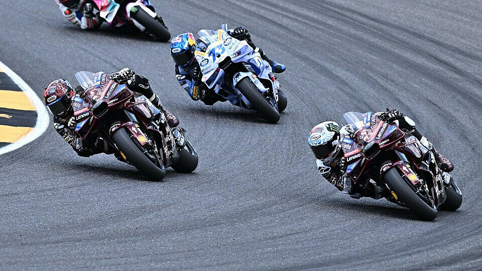 Francesco Bagnaia führt vor Marc Marquez (beide Ducati Lenovo Team) und Alex Marquez (BK8 Gresini Racing MotoGP)