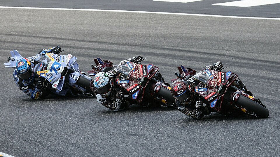 Marc Marquez führt vor Francesco Bagnaia (beide Ducati Lenovo Team) und Alex Marquez (BK8 Gresini Racing MotoGP) 
