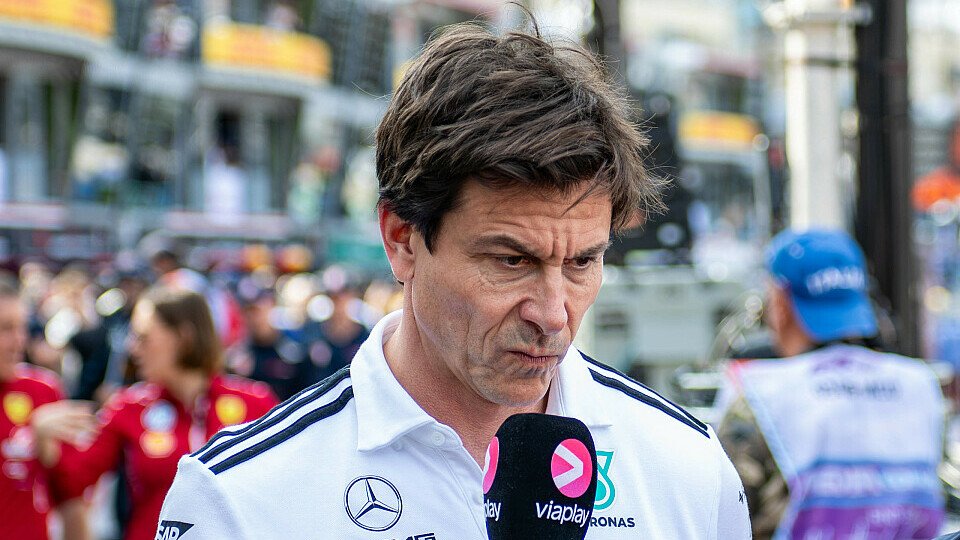 Mercedes-Teamchef Toto Wolff gibt Interview Mercedes-Teamchef Toto Wolff gibt Interview