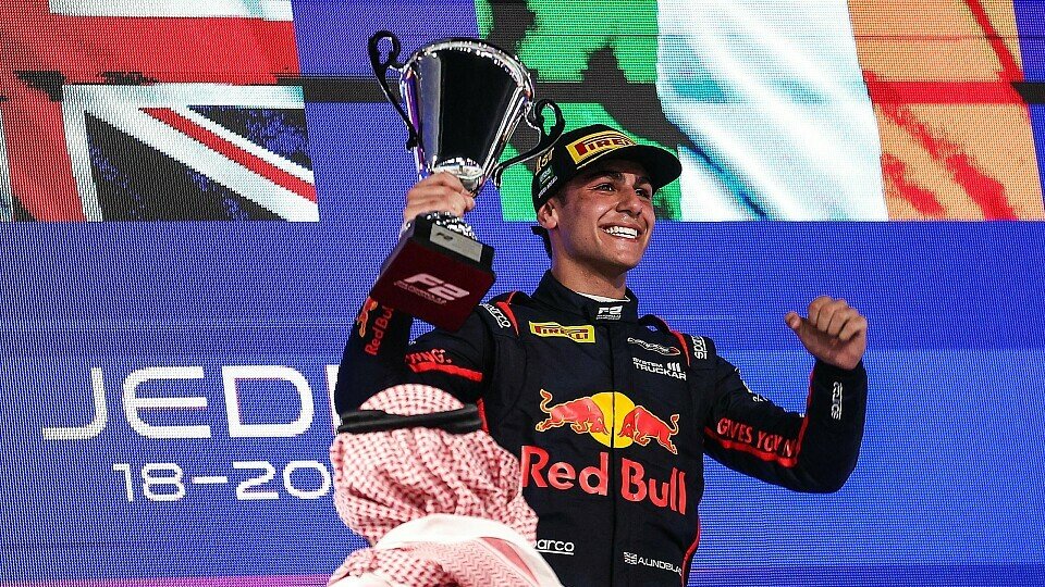 Red-Bull-Junior Arvid Lindblad feiert auf dem F2-Podium von Jeddah