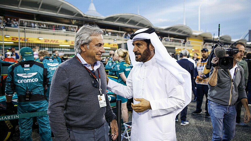 Carlos Sainz Sr. im Gespräch mit FIA-Präsident Mohammed Ben Sulayem in der Startaufstellung