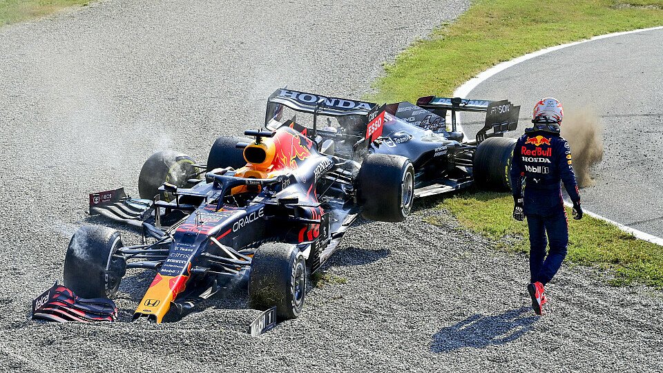 Max Verstappen und Lewis Hamilton nach ihrem Crash 2021 in Monza im Kiesbett