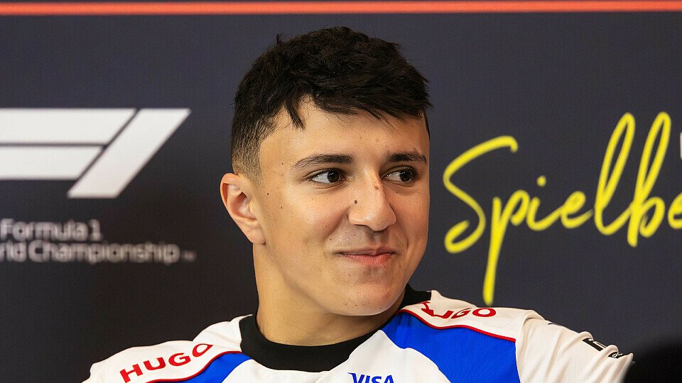 Racing Bull-Fahrer Isack Hadjar in der Pressekonferenz