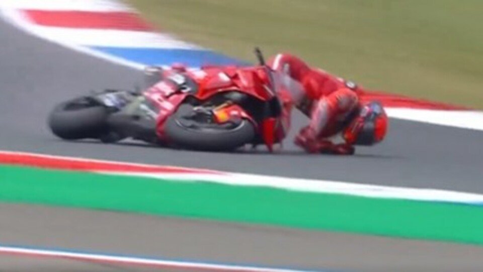 Marc Marquez stürzt im FP1 von Assen Marc Marquez stürzt im FP1 von Assen