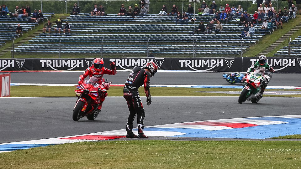 Lorenzo Savadori steht nach seinem Sturz in Assen auf