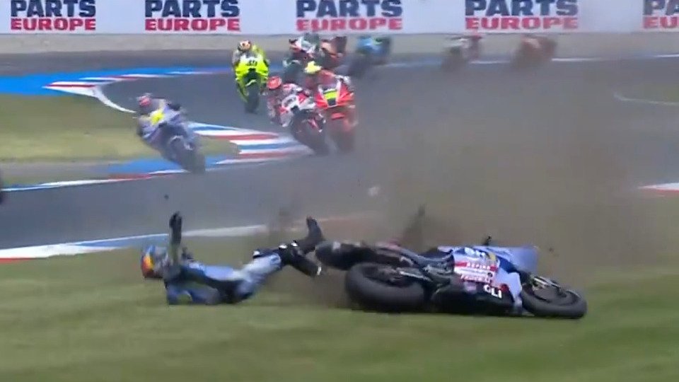 Alex Marquez stürzte in Assen böse und brach sich dabei die linke Hand, Foto: Screenshot/MotoGP.com