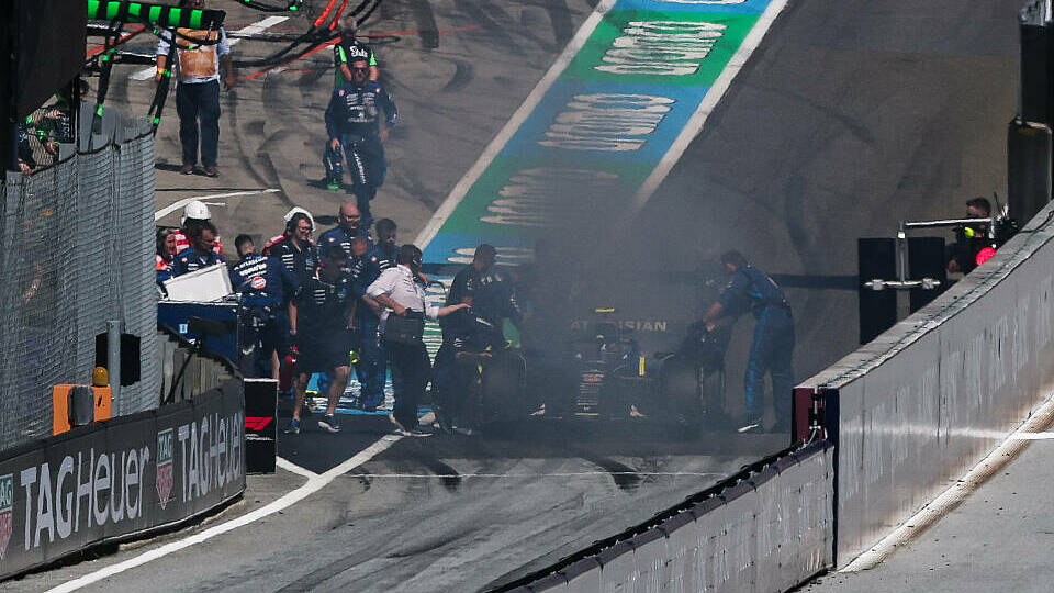 Feuer beim Williams von Carlos Sainz in der Startphase