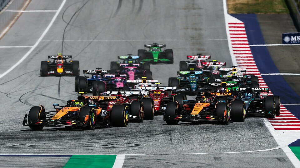 Polesetter Lando Norris führt im McLaren nach dem Start vor Teamkollege Oscar Piastri