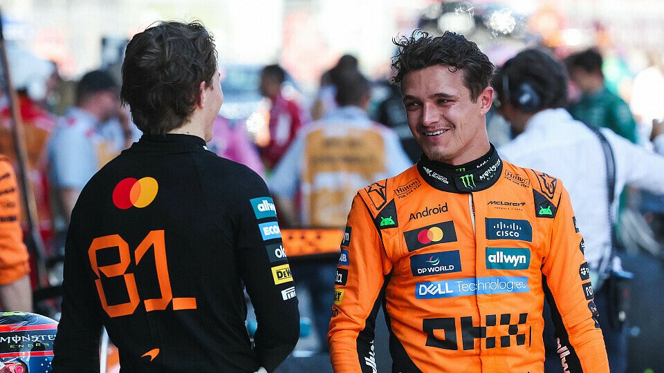 McLaren-Piloten Oscar Piastri und Sieger Lando Norris im Parc Ferme McLaren-Piloten Oscar Piastri und Sieger Lando Norris im Parc Ferme