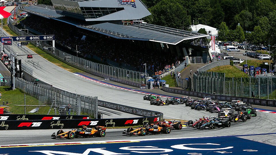Polesetter Lando Norris führt im McLaren nach dem Start vor Teamkollege Oscar Piastri Polesetter Lando Norris führt im McLaren nach dem Start vor Teamkollege Oscar Piastri