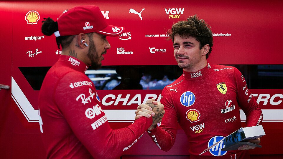Lewis Hamilton gratuliert Charles Leclerc zu Platz 3 in der Ferrari-Box Lewis Hamilton gratuliert Charles Leclerc zu Platz 3 in der Ferrari-Box