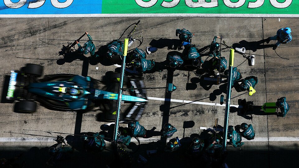 Aston Martin-Fahrer Fernando Alonso beim Boxenstopp