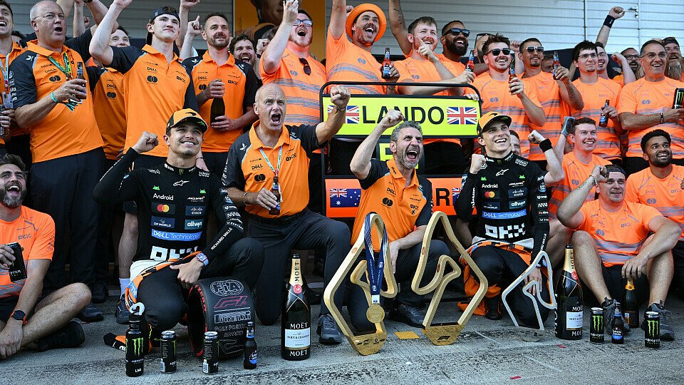McLaren-Teamfeier mit Sieger Lando Norris, Teamchef Andrea Stella und Oscar Piastri McLaren-Teamfeier mit Sieger Lando Norris, Teamchef Andrea Stella und Oscar Piastri