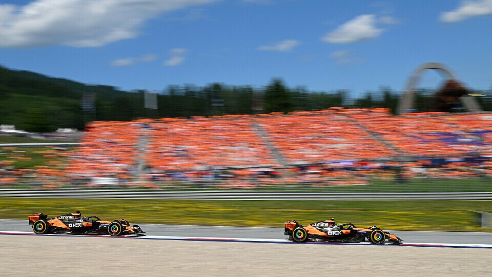 Lando Norris führt vor McLaren-Teamkollege Oscar Piastri und vor den Oranje-Fans von Max Verstappen