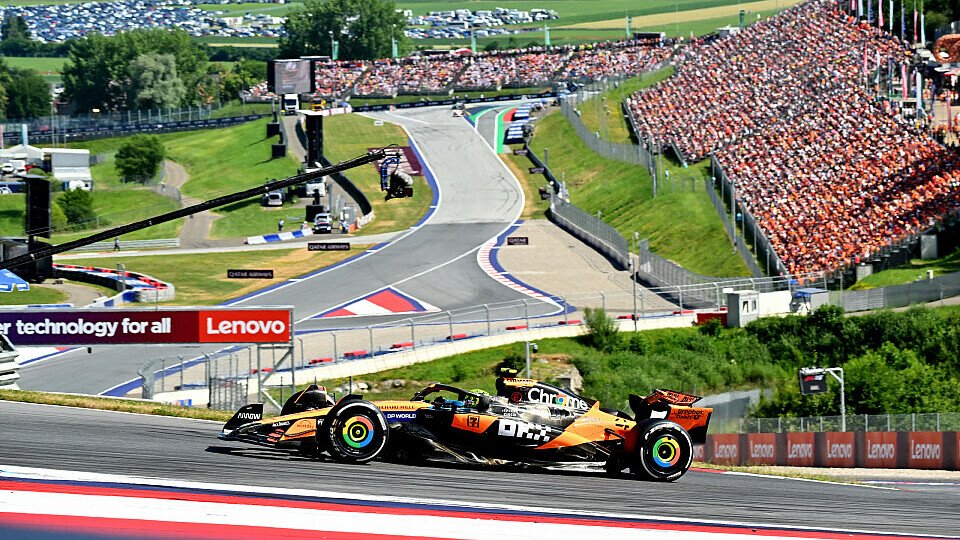 Lando Norris führt im McLaren das Rennen an