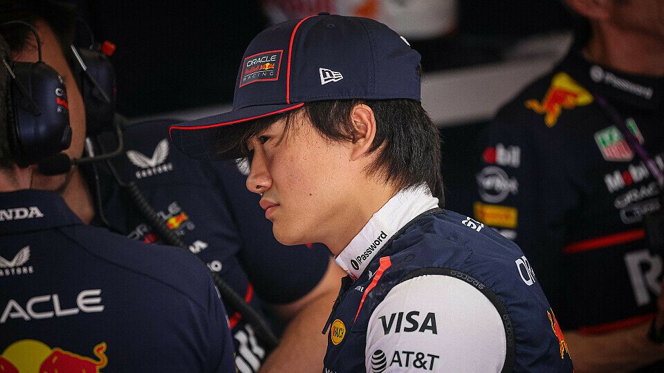 Yuki Tsunoda in der Red Bull Box mit Ingenieuren Yuki Tsunoda in der Red Bull Box mit Ingenieuren