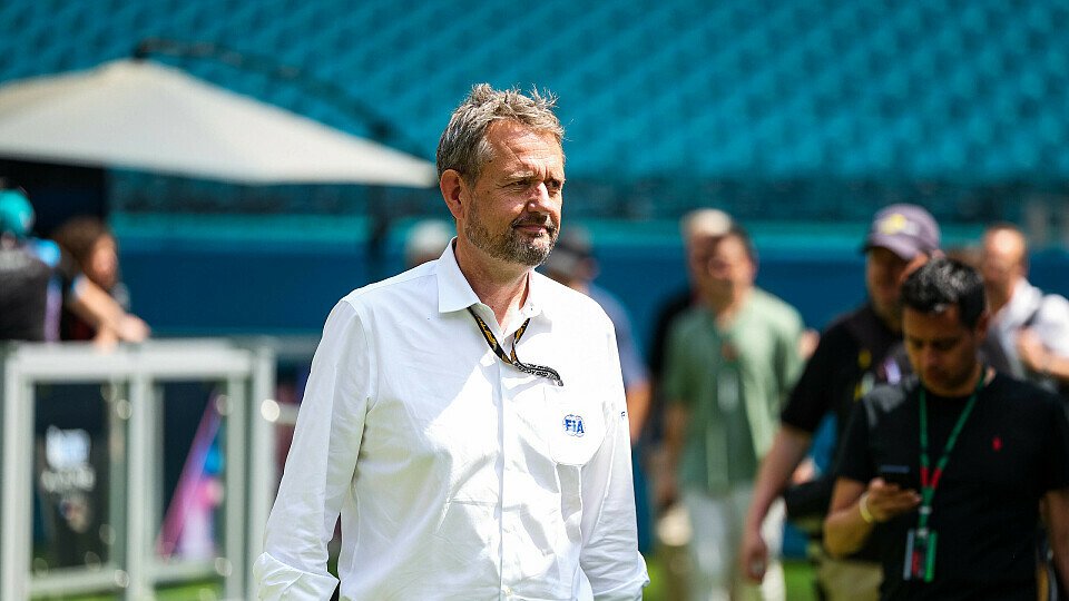 FIA-Sportdirektor Steve Nielsen geht durch das Miami-Paddock