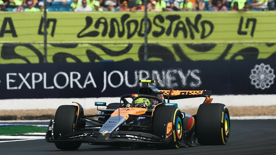 McLaren-Fahrer Lando Norris vor seiner Fan-Tribüne