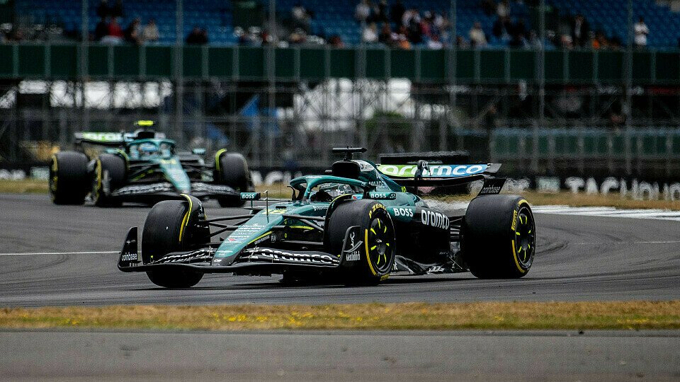 Lance Stroll im Aston Martin vor Teamkollege Fernando Alonso