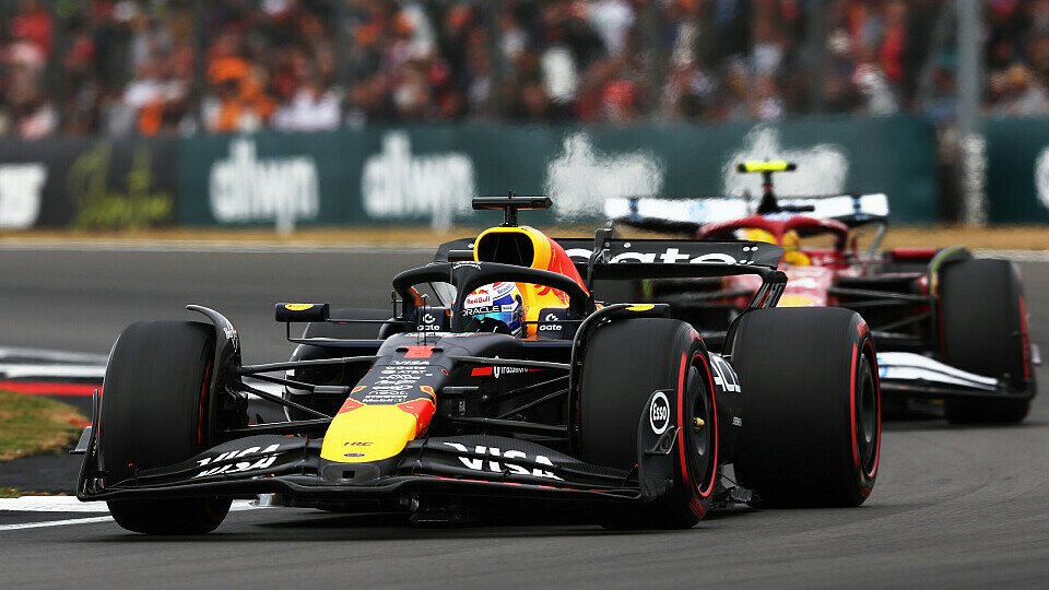 Max Verstappen im Red Bull vor Lewis Hamilton im Ferrari