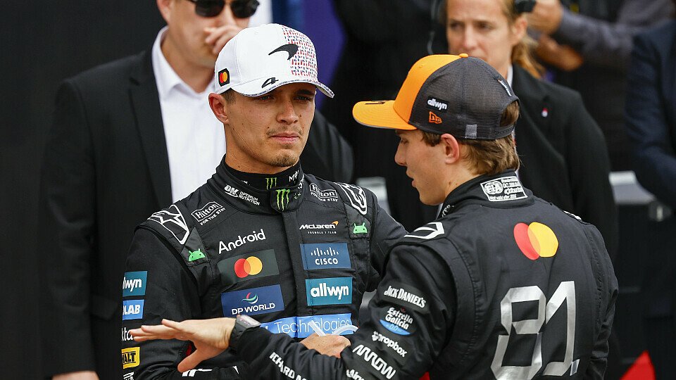 McLaren-Duo Lando Norris und Oscar Piastri nach dem Qualifying im Parc Ferme 