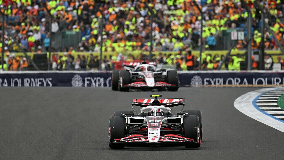 Esteban Ocon im Haas vor Teamkollege Esteban Ocon Esteban Ocon im Haas vor Teamkollege Esteban Ocon