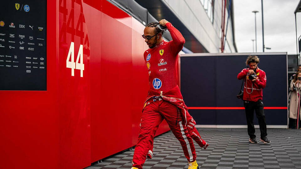 Lewis Hamilton vor der Ferrari-Garage beim Großen Preis von Großbritannien