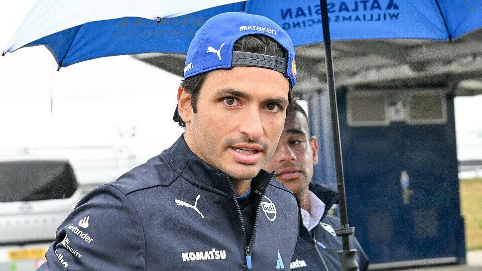 Williams-Fahrer Carlos Sainz Jr. bei Regen im Paddock Williams-Fahrer Carlos Sainz Jr. bei Regen im Paddock