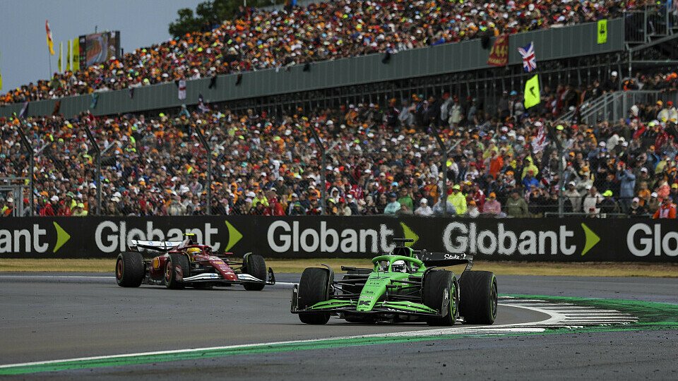 Nico Hülkenberg im Sauber vor Lewis Hamilton im Ferrari