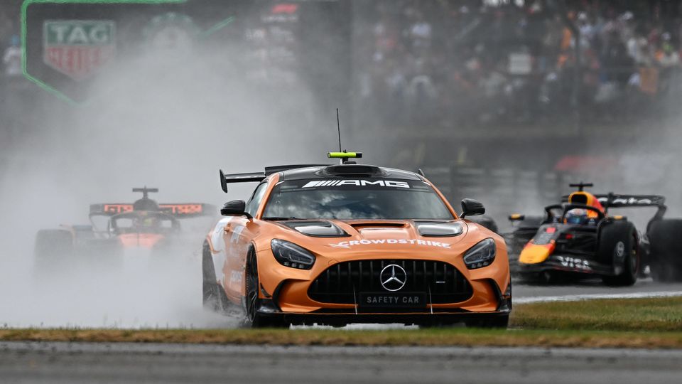 Oscar Piastri (McLaren) führt vor Max Verstappen (Red Bull) hinter dem Safety Car das Rennen an Oscar Piastri (McLaren) führt vor Max Verstappen (Red Bull) hinter dem Safety Car das Rennen an