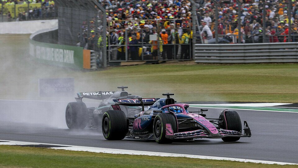 Pierre Gasly im Alpine vor George Russell im Mercedes