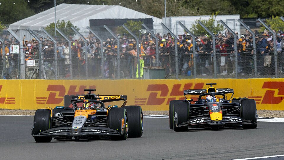 Oscar Piastri überholt im Rennen der Formel 1 in Silverstone Max Verstappen