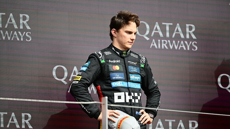 Ein schlecht gelaunter Oscar Piastri steht auf dem Silverstone-Podium