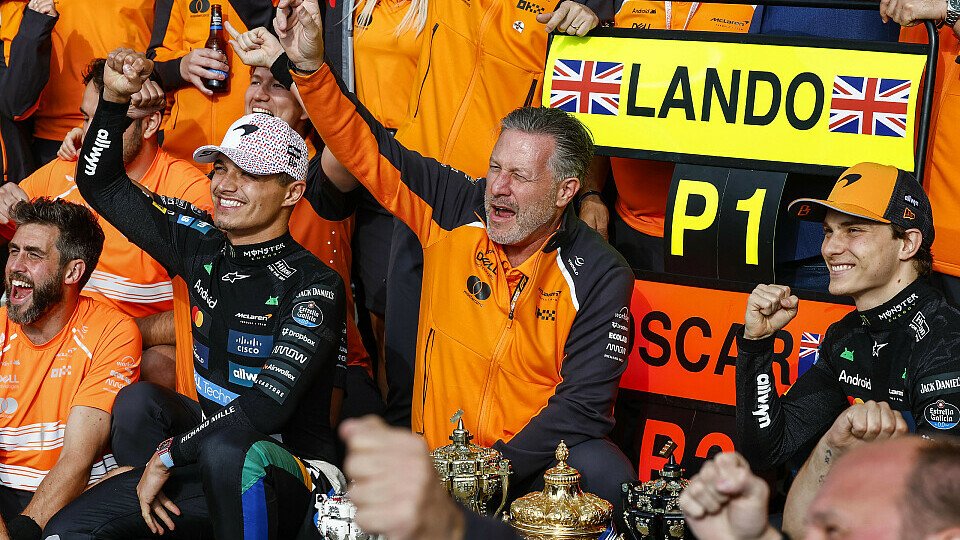 McLaren-Teamfeier mit Sieger Lando Norris, Zak Brown und Oscar Piastri McLaren-Teamfeier mit Sieger Lando Norris, Zak Brown und Oscar Piastri
