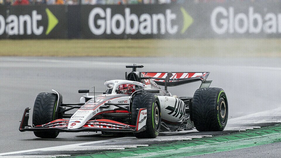 Esteban Ocon driftet im Regen in Silverstone über einen Kerb