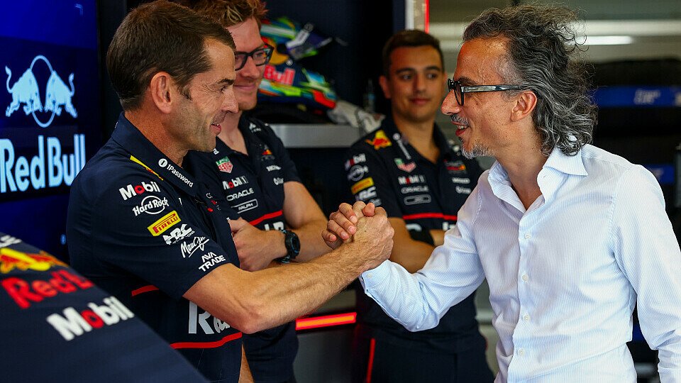Laurent Mekies begrüßt Red Bull Ingenieure in der Box