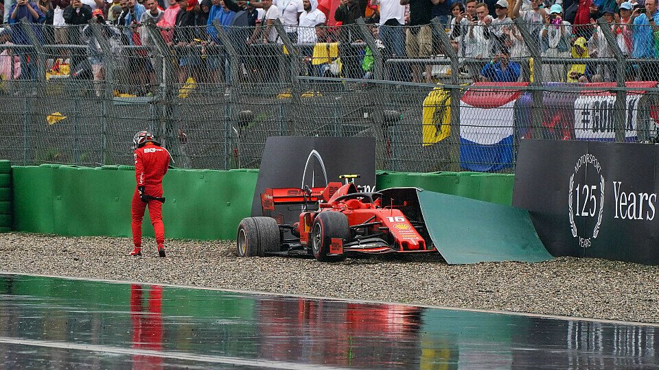 Charles Leclerc geht neben seinem in die Bande eingeschlagenen kaputten Ferrari in der Auslaufzone von Hockenheim