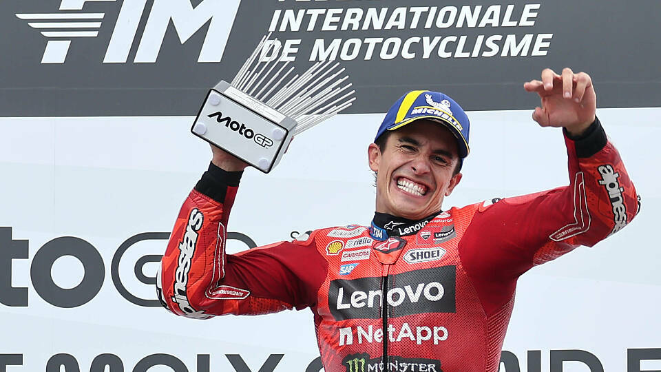 Sieger Marc Marquez (Ducati Lenovo Team) feiert auf dem Podium