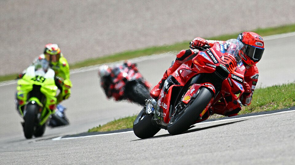 Marc Marquez (Ducati Lenovo Team) führt vor Fabio Di Giannantonio (Pertamina Enduro VR46 Racing Team)