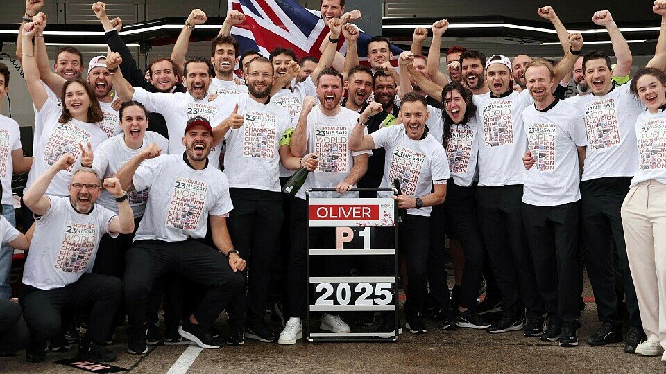 Nissan-Teamfeier mit dem neuen Champion Oliver Rowland