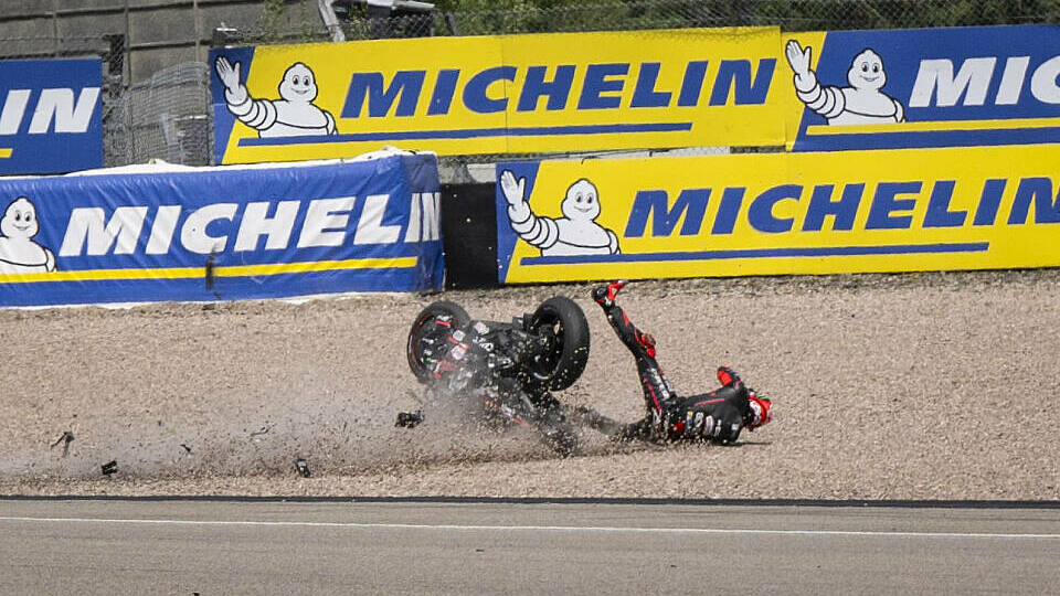 Marco Bezzecchi sorgte für einen der zahlreichen Stürze am Sachsenring, Foto: IMAGO / PsnewZ