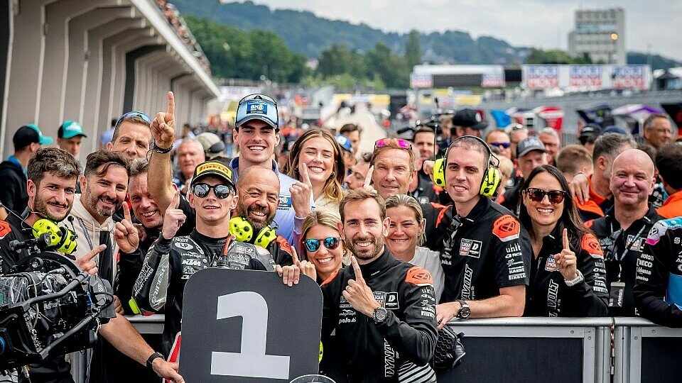 Das Intact GP-Team bejubelt den Sieg