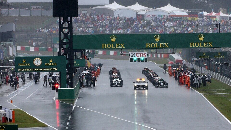 Die Formel 1 wartet hinter dem Safety Car bei starkem Regen in Japan 2014 Die Formel 1 wartet hinter dem Safety Car bei starkem Regen in Japan 2014