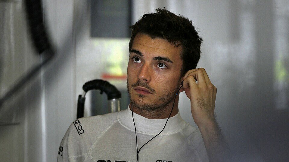 Portrait von Marussia-Pilot Jules Bianchi in der Box