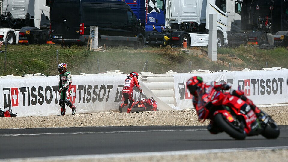 Francesco Bagnaia (Ducati) passiert die gestürzten Johann Zarco (LCR Honda) und Marc Marquez (Ducati) beim Qualifying