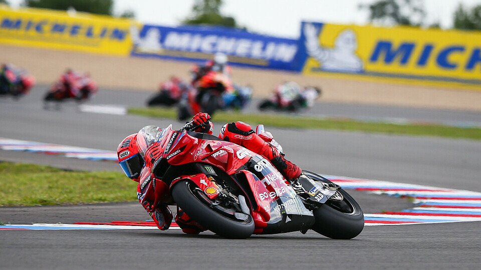 Marc Marquez (Ducati Lenovo Team) führt das Rennen an