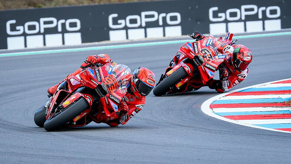 Marc Marquez (Ducati Lenovo Team) führt vor Teamkollege Francesco Bagnaia 