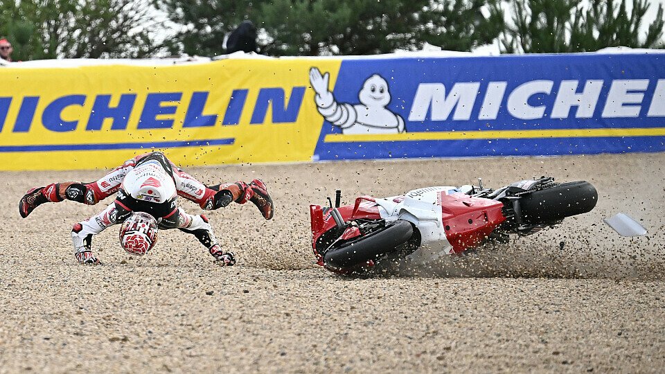 Crash mit Takaaki Nakagami (Honda HRC Test Team) und Augusto Fernandez (Prima Pramac Yamaha Moto GP)