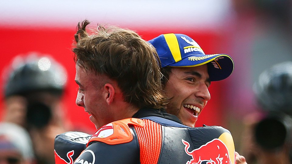 Pedro Acosta (Red Bull KTM Factory Racing) und Enea Bastianini (Red Bull KTM Tech3) feiern ihr Podium